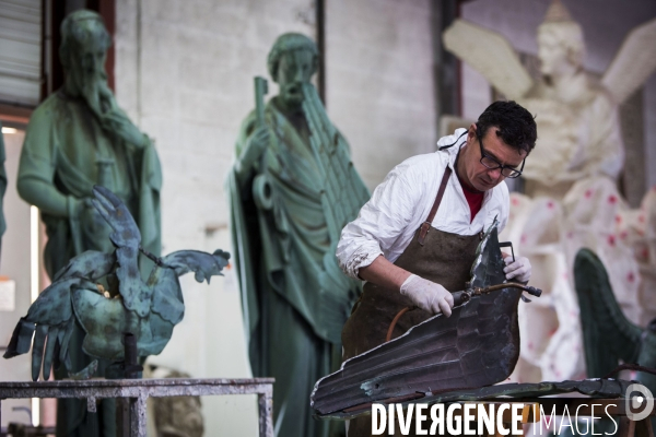 Restauration des seize statues en cuivre (12 apotres et des 4 évangélistes) démontées de la flèche de Notre-Dame avant l incendie sont  en cours de restauration dans les ateliers de la SOCRA.