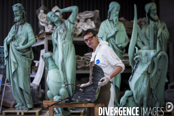 Restauration des seize statues en cuivre (12 apotres et des 4 évangélistes) démontées de la flèche de Notre-Dame avant l incendie sont  en cours de restauration dans les ateliers de la SOCRA.