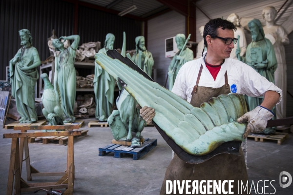 Restauration des seize statues en cuivre (12 apotres et des 4 évangélistes) démontées de la flèche de Notre-Dame avant l incendie sont  en cours de restauration dans les ateliers de la SOCRA.