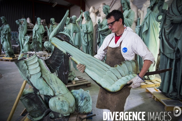 Restauration des seize statues en cuivre (12 apotres et des 4 évangélistes) démontées de la flèche de Notre-Dame avant l incendie sont  en cours de restauration dans les ateliers de la SOCRA.