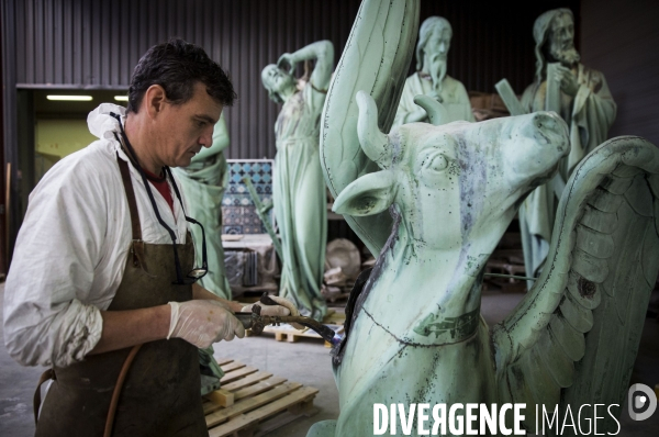 Restauration des seize statues en cuivre (12 apotres et des 4 évangélistes) démontées de la flèche de Notre-Dame avant l incendie sont  en cours de restauration dans les ateliers de la SOCRA.