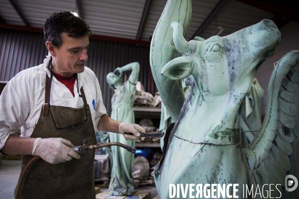 Restauration des seize statues en cuivre (12 apotres et des 4 évangélistes) démontées de la flèche de Notre-Dame avant l incendie sont  en cours de restauration dans les ateliers de la SOCRA.