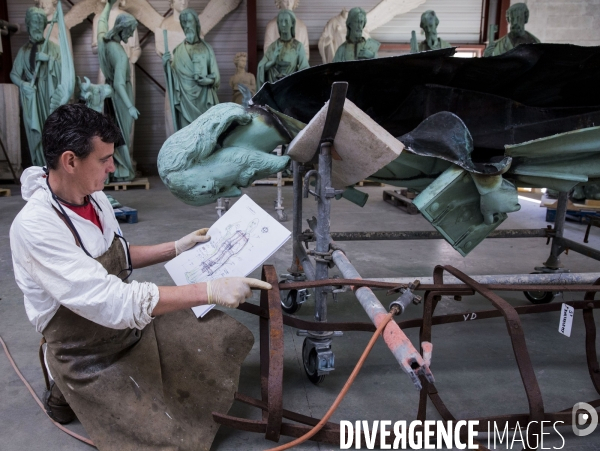 Restauration des seize statues en cuivre (12 apotres et des 4 évangélistes) démontées de la flèche de Notre-Dame avant l incendie sont  en cours de restauration dans les ateliers de la SOCRA.