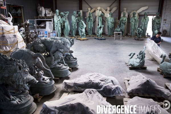 Restauration des seize statues en cuivre (12 apotres et des 4 évangélistes) démontées de la flèche de Notre-Dame avant l incendie sont  en cours de restauration dans les ateliers de la SOCRA.