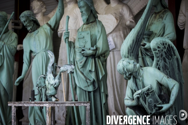 Restauration des seize statues en cuivre (12 apotres et des 4 évangélistes) démontées de la flèche de Notre-Dame avant l incendie sont  en cours de restauration dans les ateliers de la SOCRA.