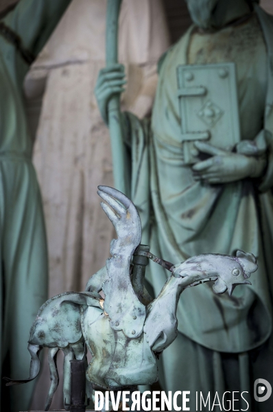 Restauration des seize statues en cuivre (12 apotres et des 4 évangélistes) démontées de la flèche de Notre-Dame avant l incendie sont  en cours de restauration dans les ateliers de la SOCRA.