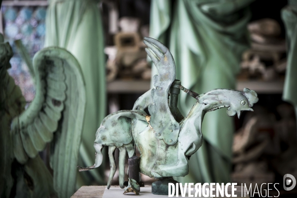 Restauration des seize statues en cuivre (12 apotres et des 4 évangélistes) démontées de la flèche de Notre-Dame avant l incendie sont  en cours de restauration dans les ateliers de la SOCRA.