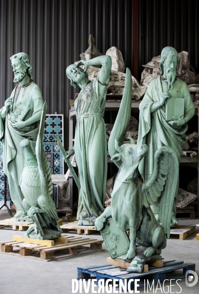 Restauration des seize statues en cuivre (12 apotres et des 4 évangélistes) démontées de la flèche de Notre-Dame avant l incendie sont  en cours de restauration dans les ateliers de la SOCRA.