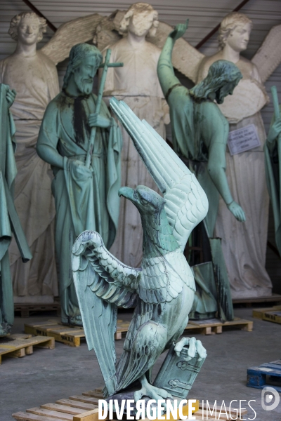 Restauration des seize statues en cuivre (12 apotres et des 4 évangélistes) démontées de la flèche de Notre-Dame avant l incendie sont  en cours de restauration dans les ateliers de la SOCRA.