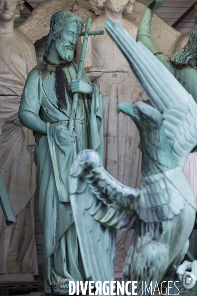 Restauration des seize statues en cuivre (12 apotres et des 4 évangélistes) démontées de la flèche de Notre-Dame avant l incendie sont  en cours de restauration dans les ateliers de la SOCRA.