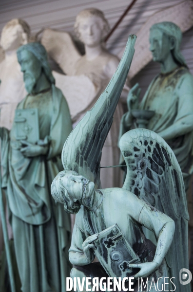 Restauration des seize statues en cuivre (12 apotres et des 4 évangélistes) démontées de la flèche de Notre-Dame avant l incendie sont  en cours de restauration dans les ateliers de la SOCRA.