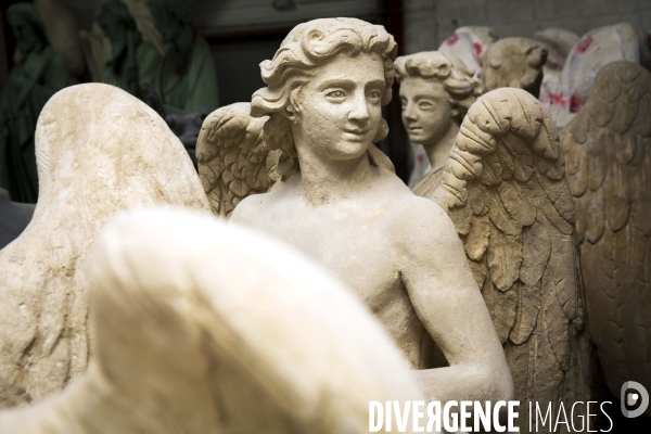 Restauration des seize statues en cuivre (12 apotres et des 4 évangélistes) démontées de la flèche de Notre-Dame avant l incendie sont  en cours de restauration dans les ateliers de la SOCRA.