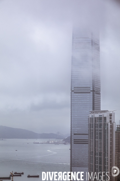 HONG KONG dans les nuages.