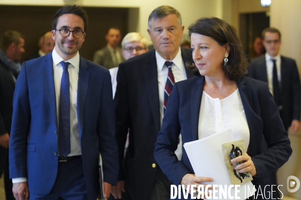 Agnès BUZYN présente son pacte de refondation des urgences aux partenaires sociaux et à la presse.