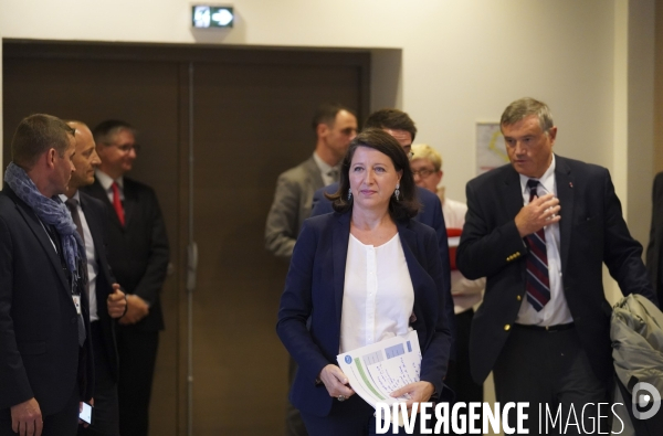 Agnès BUZYN présente son pacte de refondation des urgences aux partenaires sociaux et à la presse.