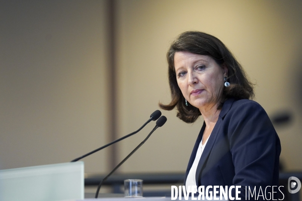 Agnès BUZYN présente son pacte de refondation des urgences aux partenaires sociaux et à la presse.