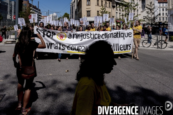 Manifestation et procès des Décrocheurs du portrait d Emmanuel Macron.