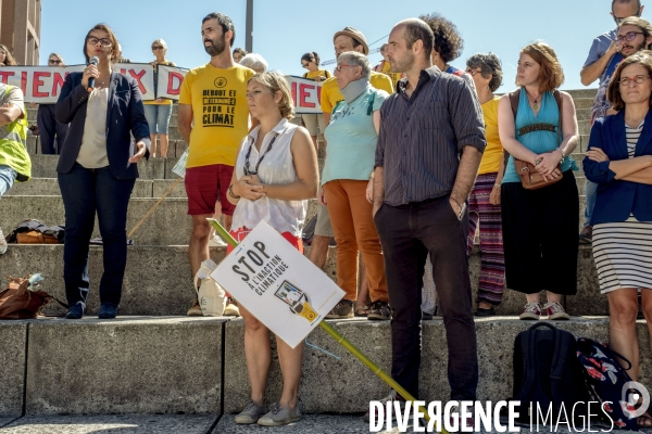 Manifestation et procès des Décrocheurs du portrait d Emmanuel Macron.