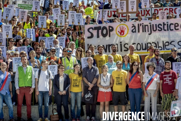 Manifestation et procès des Décrocheurs du portrait d Emmanuel Macron.