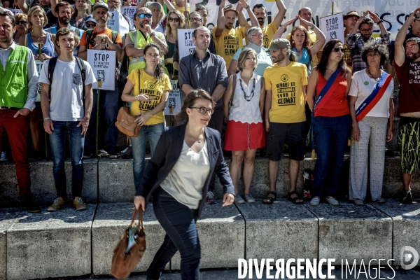 Manifestation et procès des Décrocheurs du portrait d Emmanuel Macron.