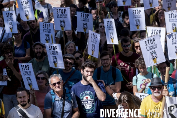 Manifestation et procès des Décrocheurs du portrait d Emmanuel Macron.