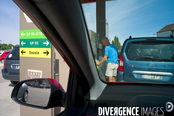 PETROLE : Carburant à la pompe d une station-service