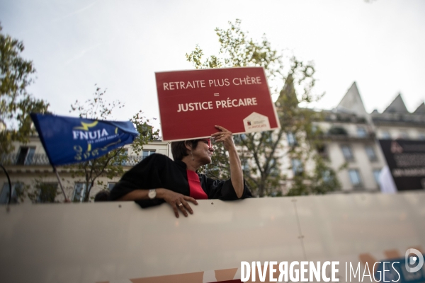 Manifestation des professions libérales contre le régime de retraites universel