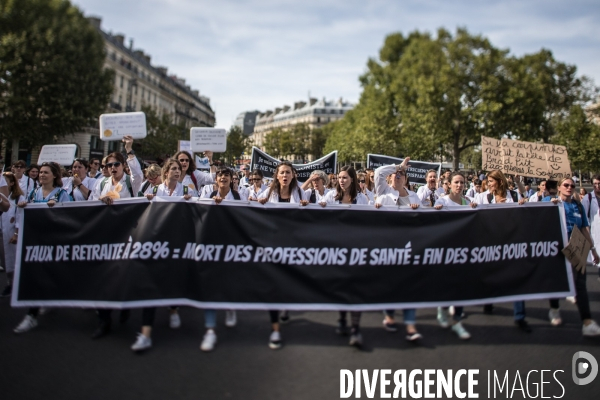 Manifestation des professions libérales contre le régime de retraites universel