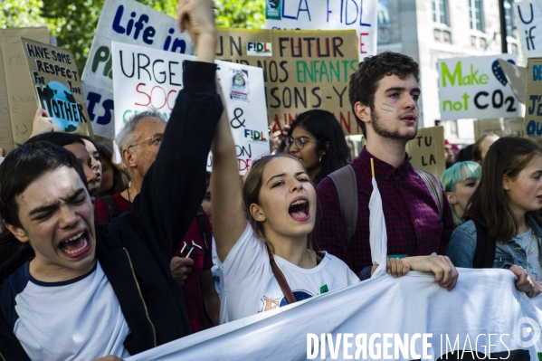 Les jeunes marchent pour le climat.