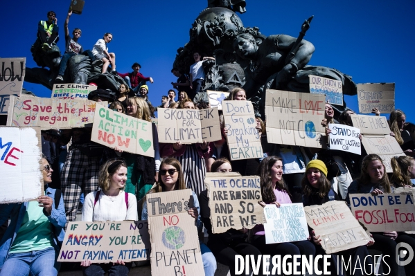 Les jeunes marchent pour le climat.