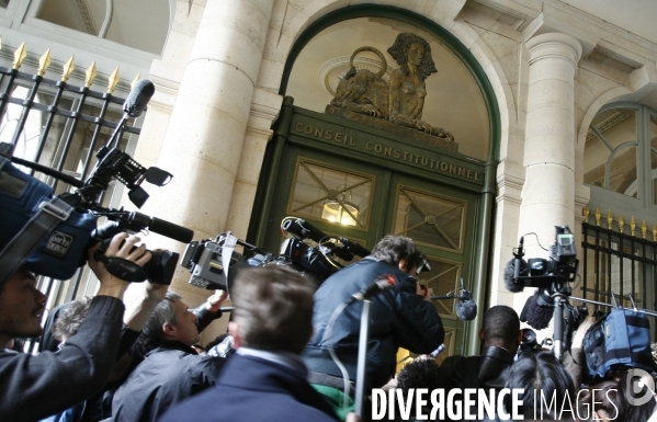 Les candidats a la presidentielles viennent deposer leurs parrainages aupres du conseil constitutionnel.