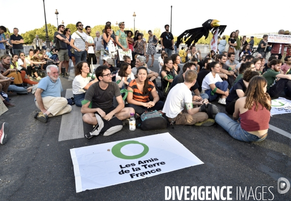 Action blocage du pont de Tolbiac en marge de la Marche pour le climat 2019, à Paris. Walk for the climate.