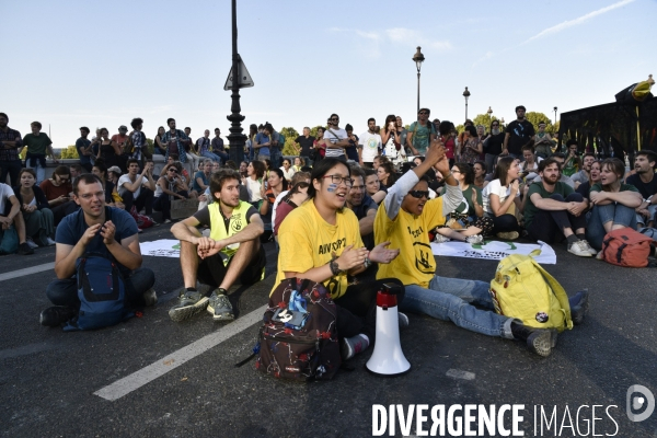 Action blocage du pont de Tolbiac en marge de la Marche pour le climat 2019, à Paris. Walk for the climate.