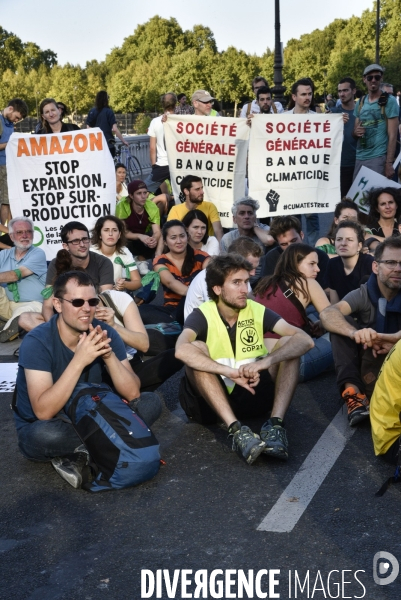 Action blocage du pont de Tolbiac en marge de la Marche pour le climat 2019, à Paris. Walk for the climate.