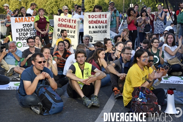 Action blocage du pont de Tolbiac en marge de la Marche pour le climat 2019, à Paris. Walk for the climate.