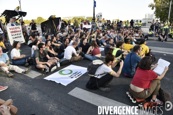Action blocage du pont de Tolbiac en marge de la Marche pour le climat 2019, à Paris. Walk for the climate.