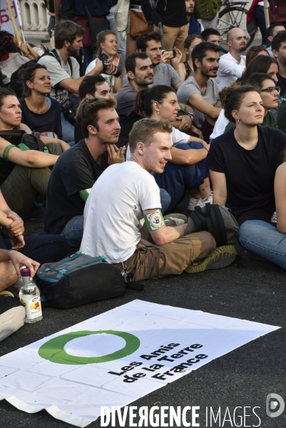 Action blocage du pont de Tolbiac en marge de la Marche pour le climat 2019, à Paris. Walk for the climate.