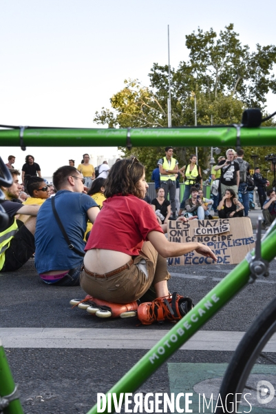 Action blocage du pont de Tolbiac en marge de la Marche pour le climat 2019, à Paris. Walk for the climate.