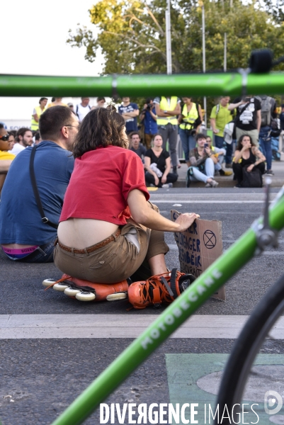 Action blocage du pont de Tolbiac en marge de la Marche pour le climat 2019, à Paris. Walk for the climate.