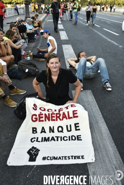 Action blocage du pont de Tolbiac en marge de la Marche pour le climat 2019, à Paris. Walk for the climate.