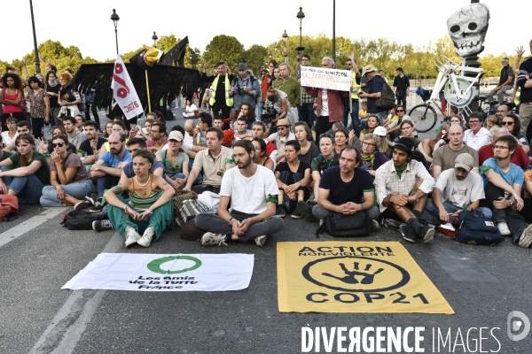 Action blocage du pont de Tolbiac en marge de la Marche pour le climat 2019, à Paris. Walk for the climate.