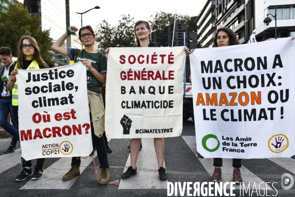 Action blocage du pont de Tolbiac en marge de la Marche pour le climat 2019, à Paris. Walk for the climate.