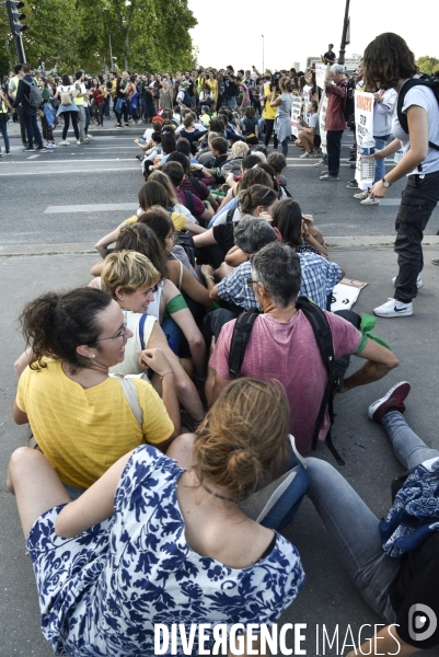 Action blocage du pont de Tolbiac en marge de la Marche pour le climat 2019, à Paris. Walk for the climate.