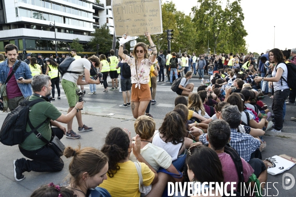 Action blocage du pont de Tolbiac en marge de la Marche pour le climat 2019, à Paris. Walk for the climate.