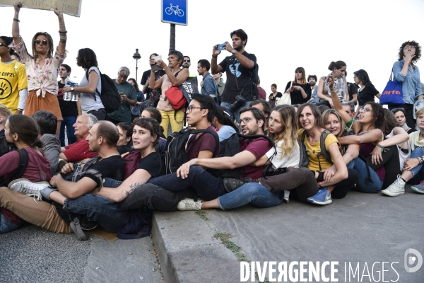 Action blocage du pont de Tolbiac en marge de la Marche pour le climat 2019, à Paris. Walk for the climate.
