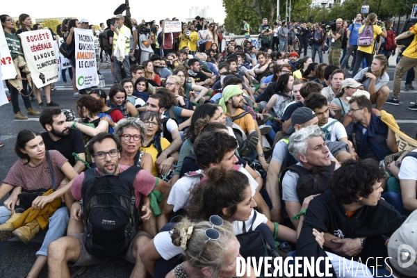 Action blocage du pont de Tolbiac en marge de la Marche pour le climat 2019, à Paris. Walk for the climate.