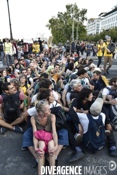 Action blocage du pont de Tolbiac en marge de la Marche pour le climat 2019, à Paris. Walk for the climate.