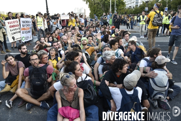 Action blocage du pont de Tolbiac en marge de la Marche pour le climat 2019, à Paris. Walk for the climate.