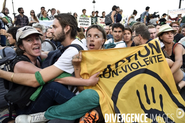 Action blocage du pont de Tolbiac en marge de la Marche pour le climat 2019, à Paris. Walk for the climate.