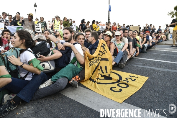 Action blocage du pont de Tolbiac en marge de la Marche pour le climat 2019, à Paris. Walk for the climate.